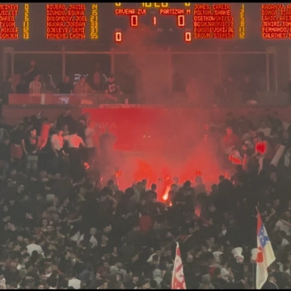 Haos u Areni: Tuča na severnoj tribini VIDEO