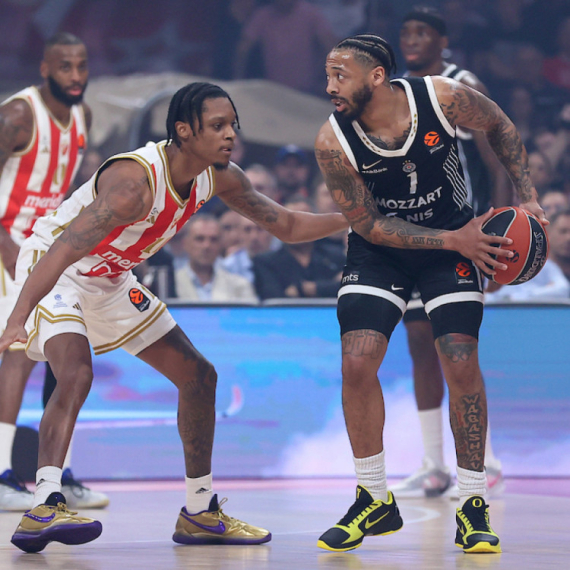 "Pljušte" trojke – napet derbi Zvezde i Partizana