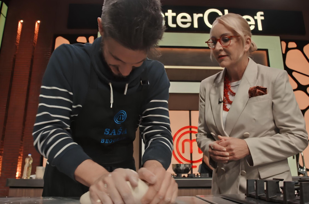 "Saša, vi pričate sa testom?" On ima posebnu caku kako da mu burek ispadne što bolji