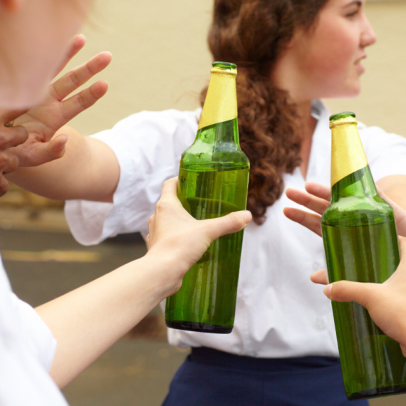 Alkoholizam kod dece počinje već u osnovnoj školi; Deca kupuju i vejpove VIDEO