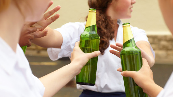 Alkoholizam kod dece počinje već u osnovnoj školi; Deca kupuju i vejpove VIDEO