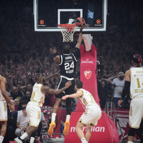 "Večiti" derbi više od košarke – spektakl na terenu, haos na tribinama FOTO/VIDEO