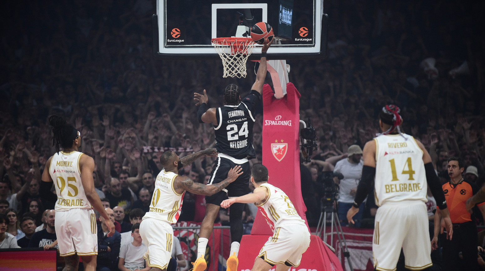 "Večiti" derbi više od košarke – spektakl na terenu, haos na tribinama FOTO/VIDEO