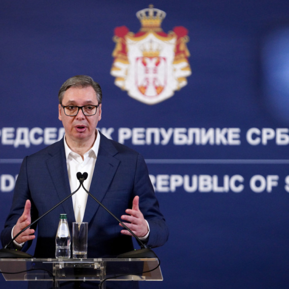 Vučić: "Država koči udar cena, preuzima teret i sprema rezerve"; "Imaćemo najjeftinije gorivo u regionu""