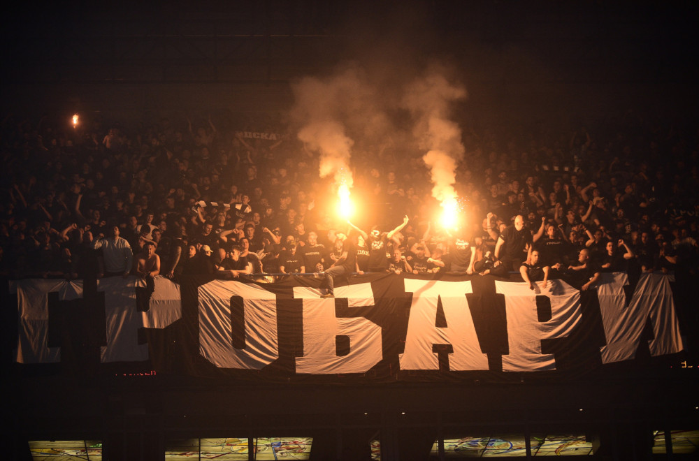 Grobari izvukli košarkaše iz autobusa! VIDEO