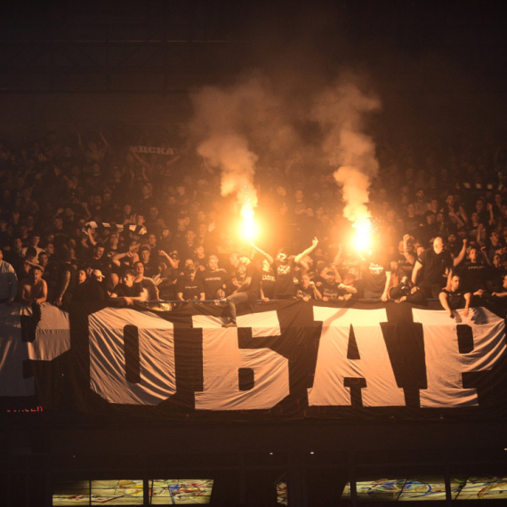 "Grobari" izvukli košarkaše iz autobusa! VIDEO