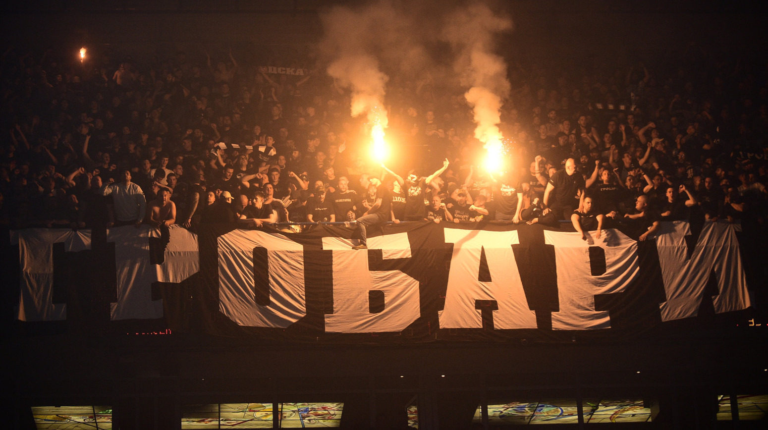 "Grobari" izvukli košarkaše iz autobusa! VIDEO