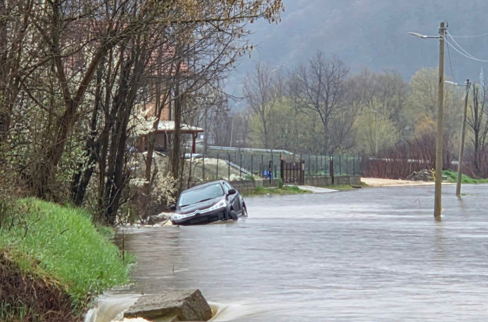 Meštani sela kod Lučana odsečeni od sveta: MUP Ne postoji opasnost po stanovništvo FOTO