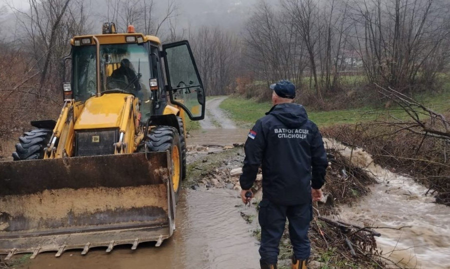 Meštani sela kod Lučana odsečeni od sveta: MUP Ne postoji opasnost po stanovništvo FOTO