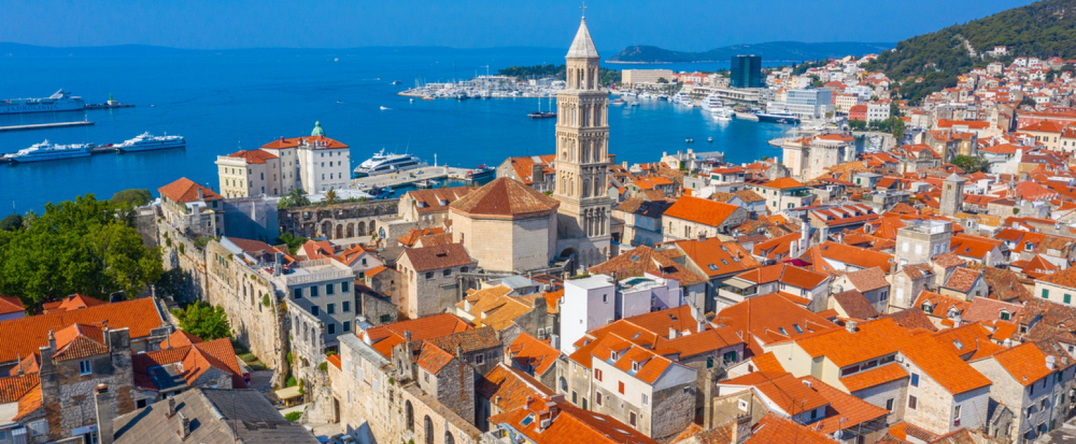 Znak pred katedralom u Splitu zbunio turistkinju; Hrvati se odmah digli na noge VIDEO