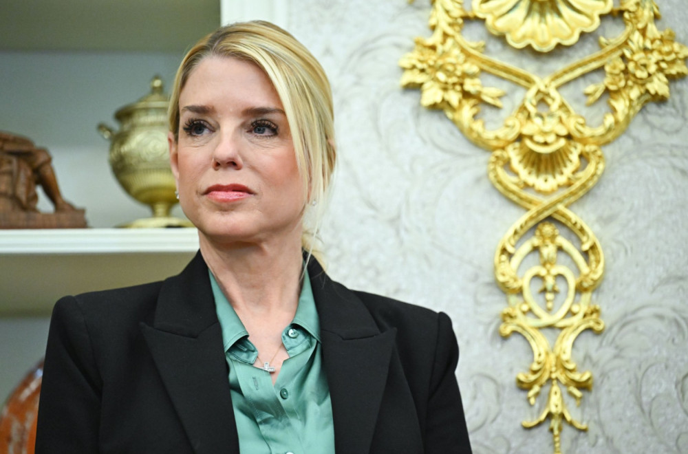 Portret Pam Bondi završio u smeću FOTO