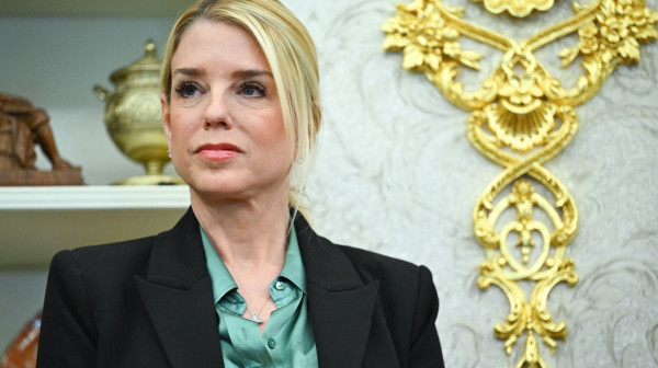 Portret Pam Bondi završio u smeću FOTO