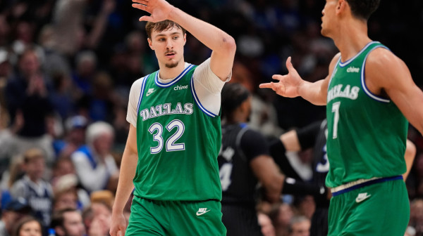 Fenomen iz Dalasa: Najmlađi sa 50+ poena ikada, Fleg je rame uz rame sa Džordanom!