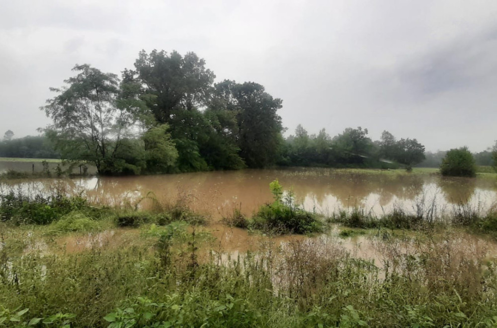 Alarmantno i u Čačku: Povišen vodostaj reke Zapadne Morave, Žutaja se izlila u selu Katrga