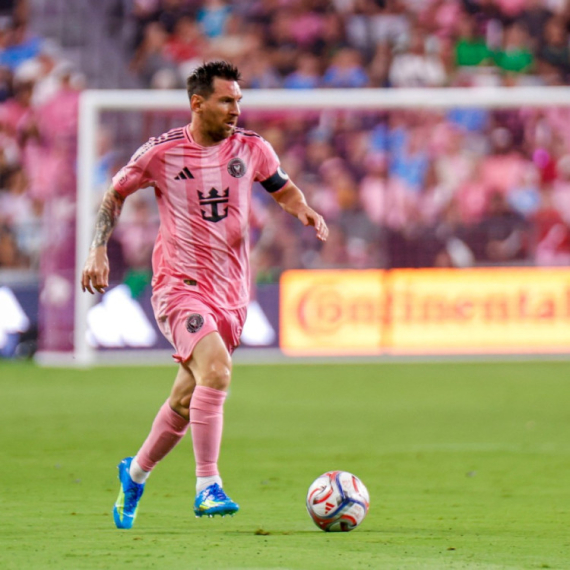 Mesi glavom pogodio na otvaranju novog stadiona VIDEO