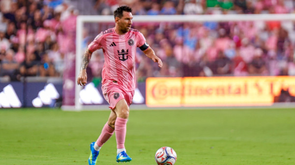 Mesi glavom pogodio na otvaranju novog stadiona VIDEO