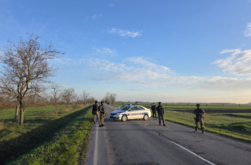 Policija i vojska pretražuju teren u opštini Kanjiža; Pronađeni sumnjivi predmeti u blizini gasovoda FOTO