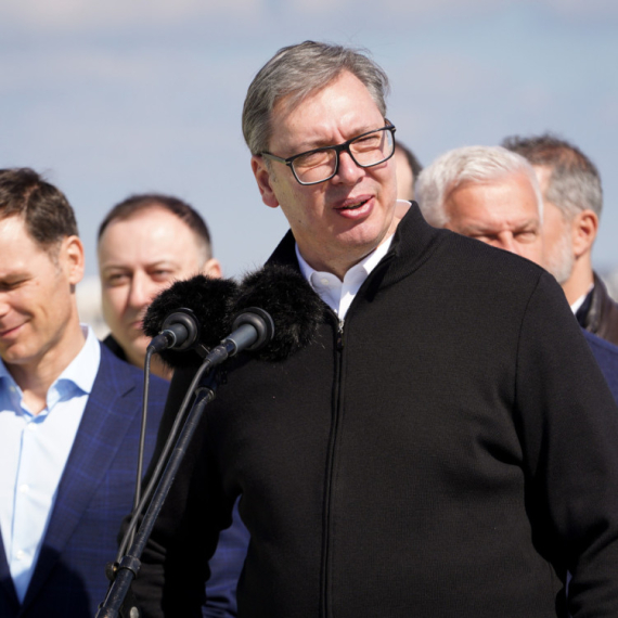 Vučić: "Ko će učitelju da vrati autoritet? 12.000 ljudi manje je diplomiralo, zločin je učinjen"