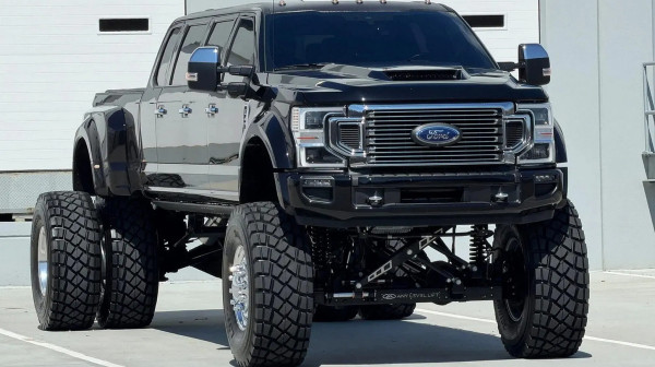 Ford F-450 sa 6 vrata i 11 sedišta: Za pun rezervoar vam treba 1.000 dolara! FOTO