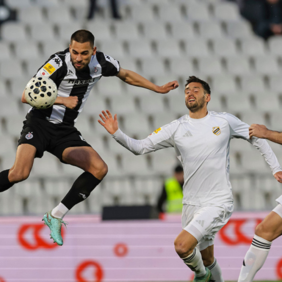 Partizan pritiska od starta – Dragojević pogodio stativu!