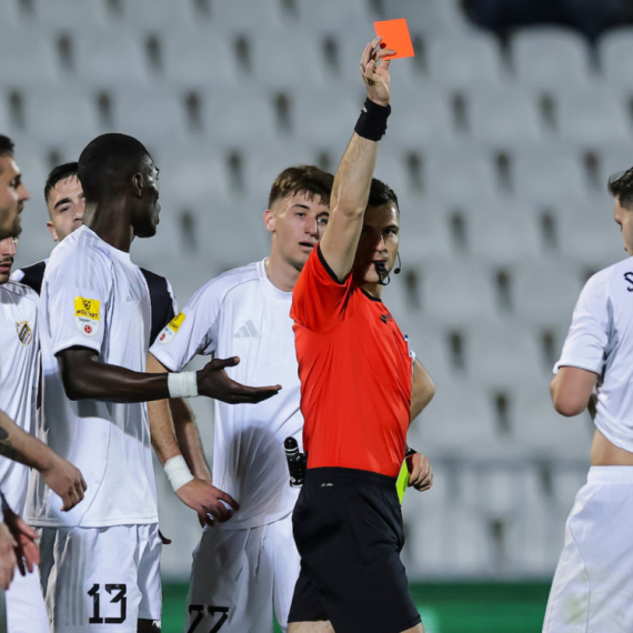 Crveni karton za Čukarički – Partizan dobio poklon!