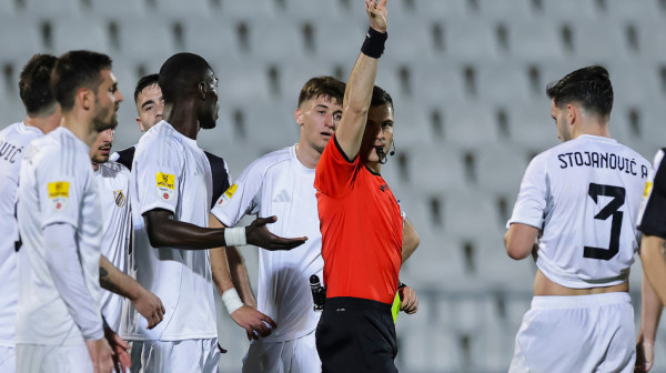 Crveni karton za Čukarički – Partizan dobio poklon!