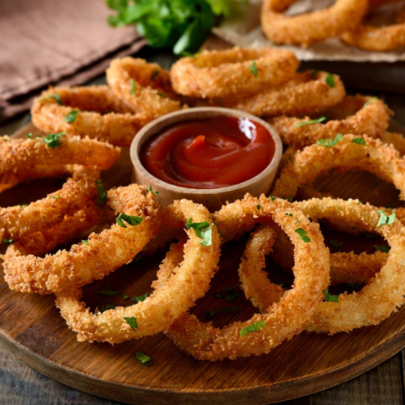 Napravite "onion rings" kod kuće: Evo kako da budu sočni i hrskavi kao u restoranu