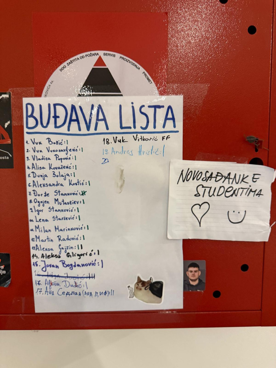 Blokaderi okačili crnu listu studenata na ulaz u Rektorat u Novom Sadu FOTO