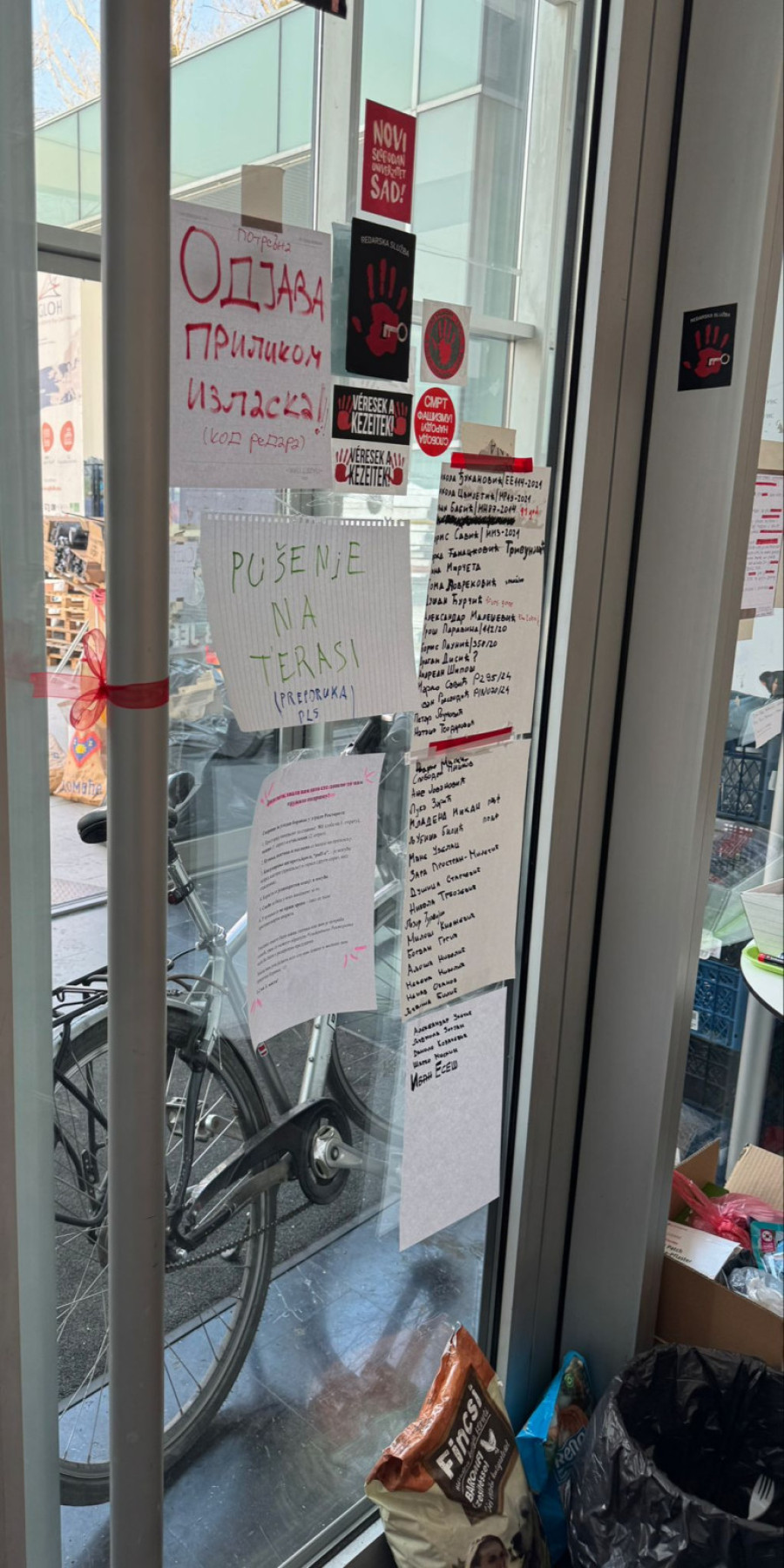 Blokaderi okačili crnu listu studenata na ulaz u Rektorat u Novom Sadu FOTO