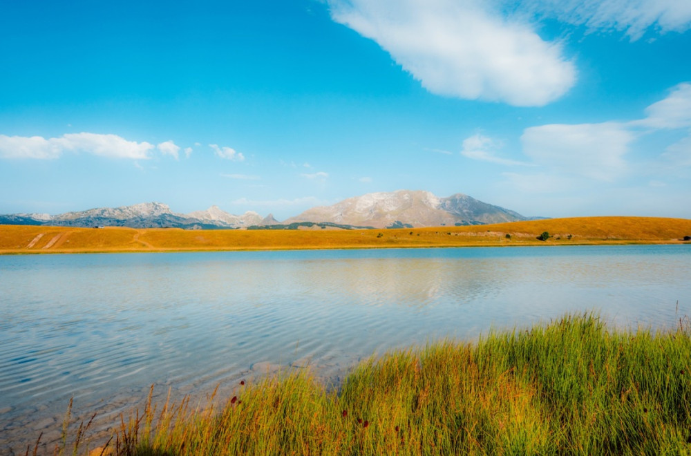 Jezero u kojem spava crveni krilati konj? Lepota i legenda o nastanku ostavljaju bez daha FOTO