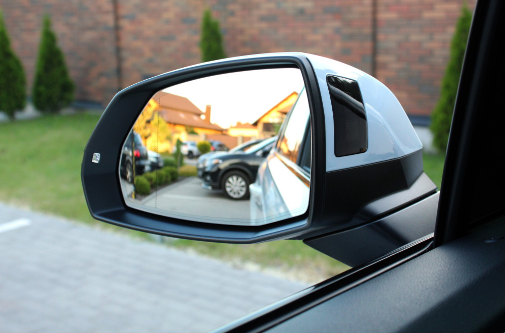 Zašto vlasnici luksuznih automobila zaključavaju retrovizore u torbe od kevlara VIDEO