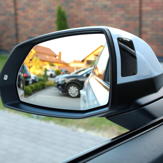 Zašto vlasnici luksuznih automobila zaključavaju retrovizore u torbe od kevlara VIDEO