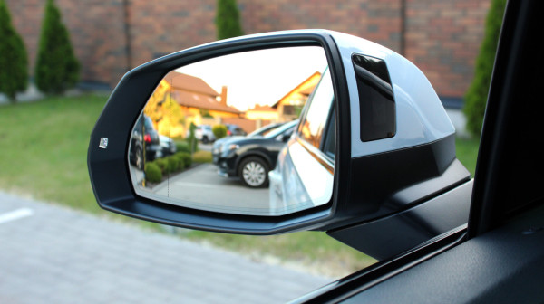 Zašto vlasnici luksuznih automobila zaključavaju retrovizore u torbe od kevlara VIDEO