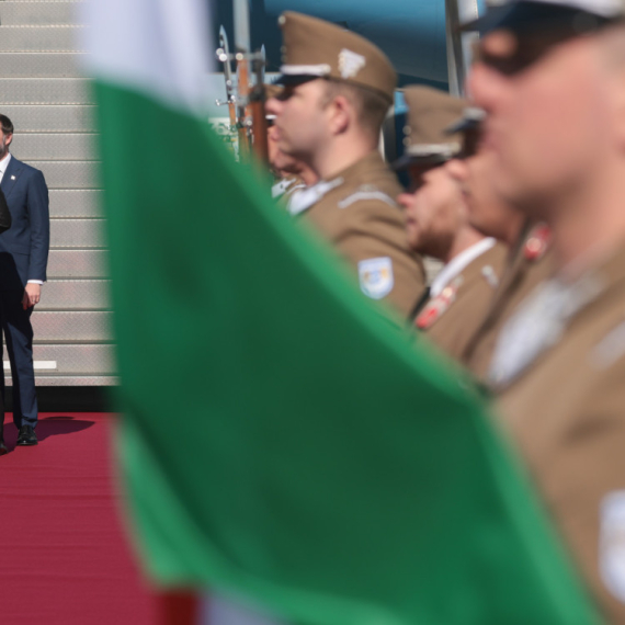 Stigao Džej di Vens; Prestonica pod opsadom