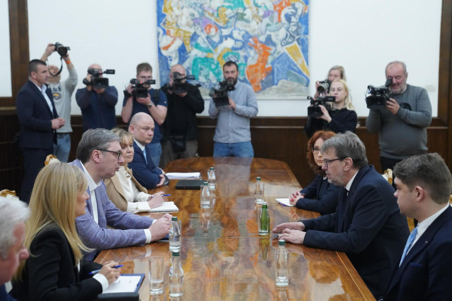 Vučić završio konsultacije sa strankama; Obratiće se medijima