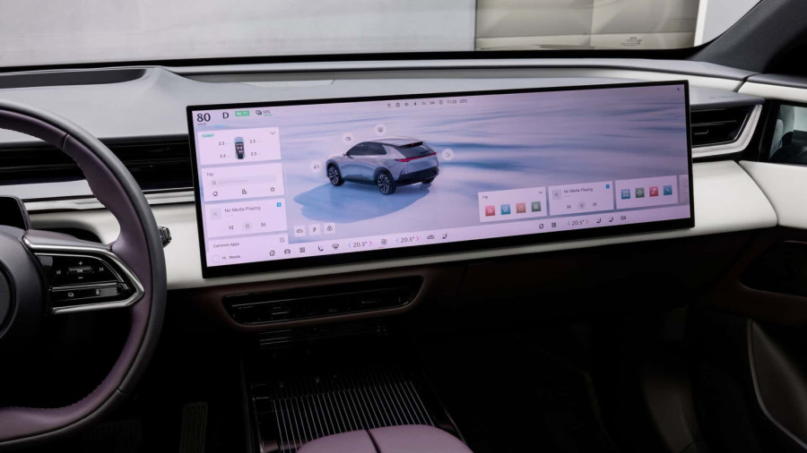 Mazda brani ogromne ekrane: Fokus vozača je i dalje na putu, uprkos displeju od 26 inča