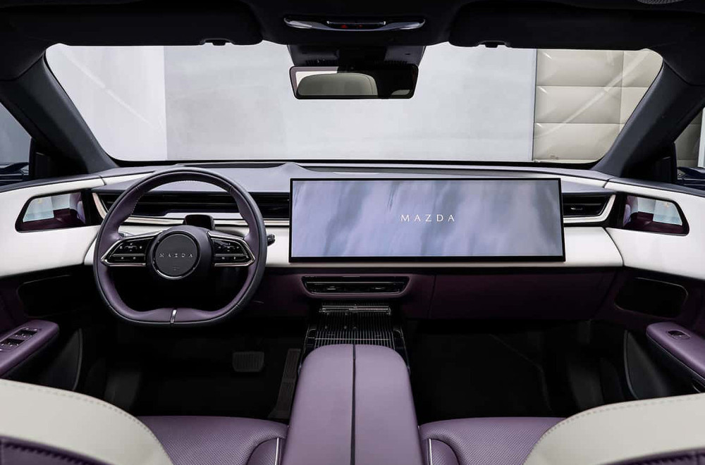 Mazda brani ogromne ekrane: Fokus vozača je i dalje na putu, uprkos displeju od 26 inča