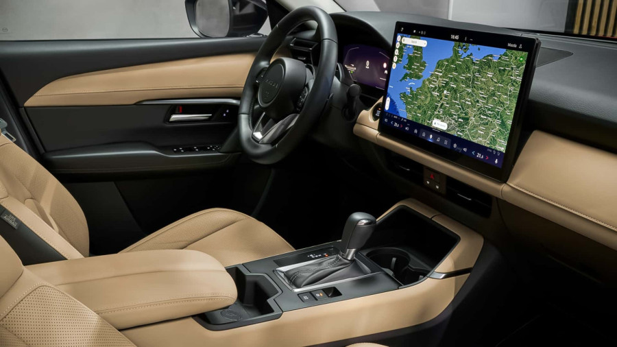 Mazda brani ogromne ekrane: Fokus vozača je i dalje na putu, uprkos displeju od 26 inča