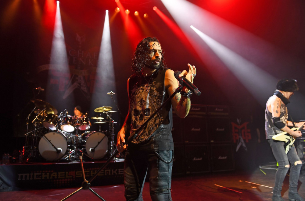 Roni Romero nastupa na koncertu "Rock Symphony" u Novom Sadu