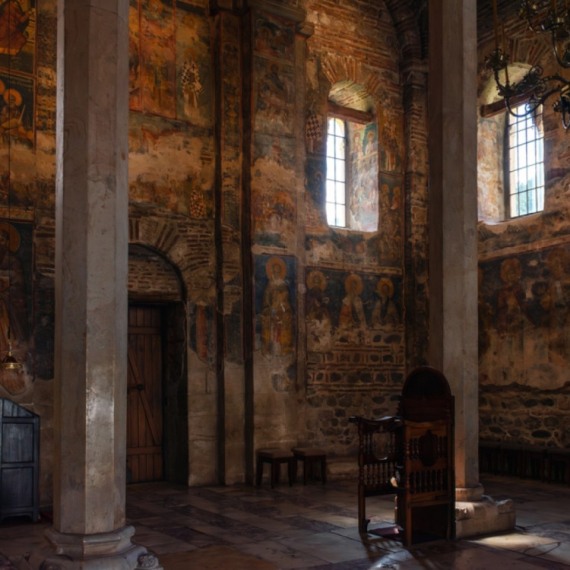 Čudo u Dečanima: Kasetne bombe padale, manastir ostao netaknut