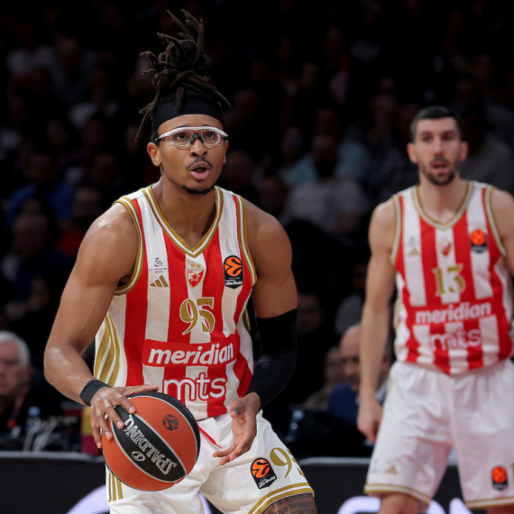 "Ludnica" u Areni – Zvezda vodi u utakmici sezone