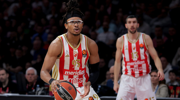 "Ludnica" u Areni – Zvezda vodi u utakmici sezone