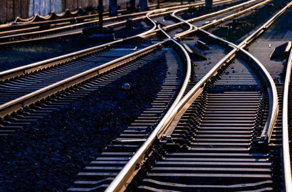 Ministarstvo upozorava: Uključen je visoki napon na pruzi ka Nacionalnom stadionu; apel na oprez