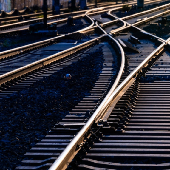 Ministarstvo upozorava: Uključen je visoki napon na pruzi ka Nacionalnom stadionu; apel na oprez