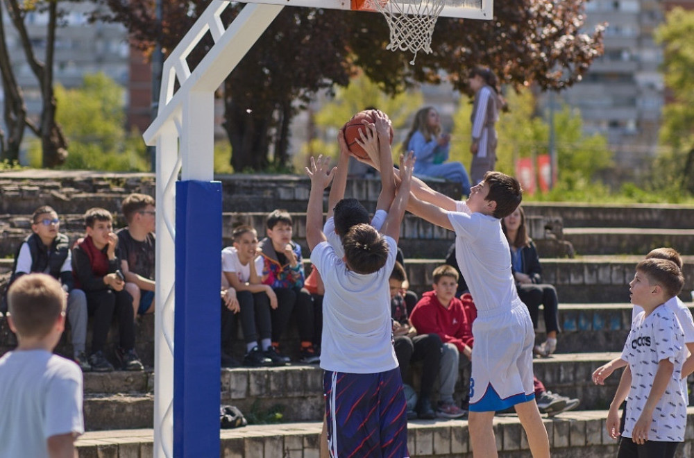Fondacija Bogdan Bogdanović obnovila teren za košarku na Novom Beogradu