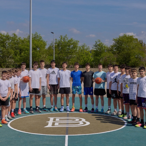 Fondacija "Bogdan Bogdanović" obnovila teren za košarku na Novom Beogradu