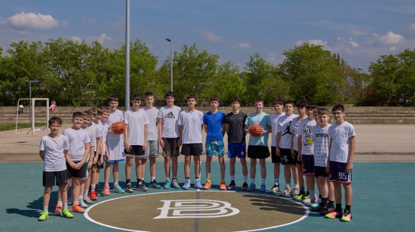 Fondacija "Bogdan Bogdanović" obnovila teren za košarku na Novom Beogradu