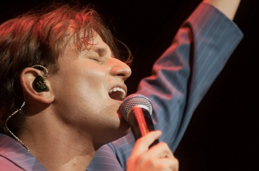 Jakov Jozinović se slomio na koncertu u Skoplju: Suza suzu stiže, snimak postao viralan VIDEO