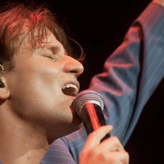 Jakov Jozinović se slomio na koncertu u Skoplju: Suza suzu stiže, snimak postao viralan VIDEO