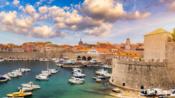 Turista pitao ima li kriminala u Dubrovniku; Dobio urnebesne odgovore, pomenuta sarma i ćevapi FOTO